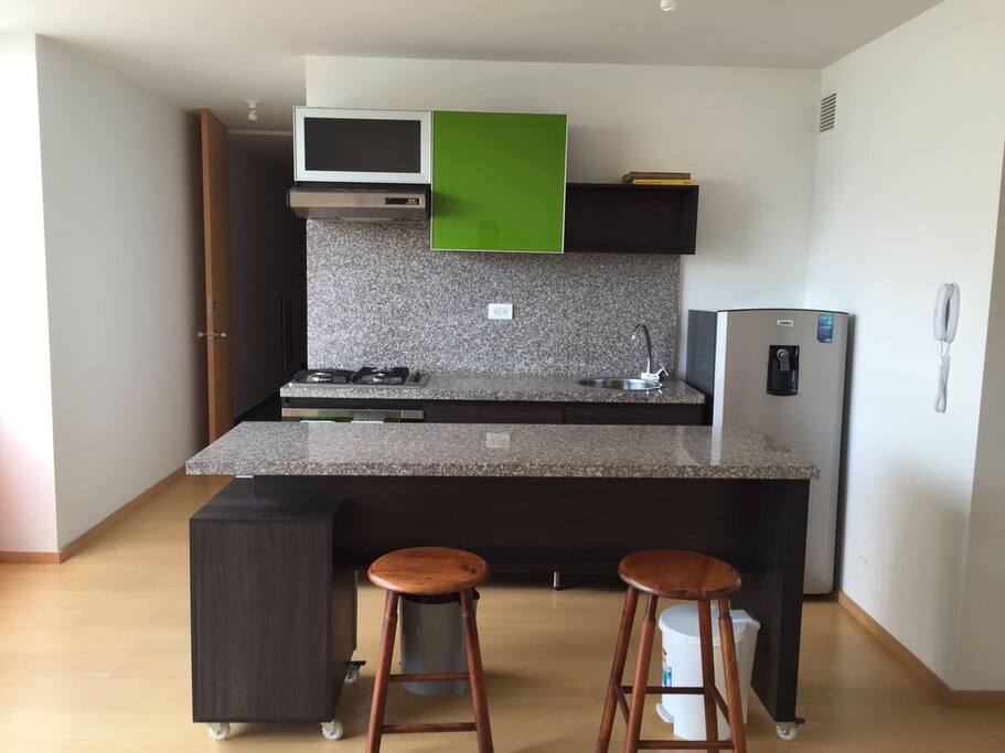 Nice kitchen with breakfast bar/Agradable cocina con barra de desayuno