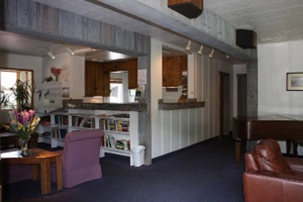 Lobby - Front Desk