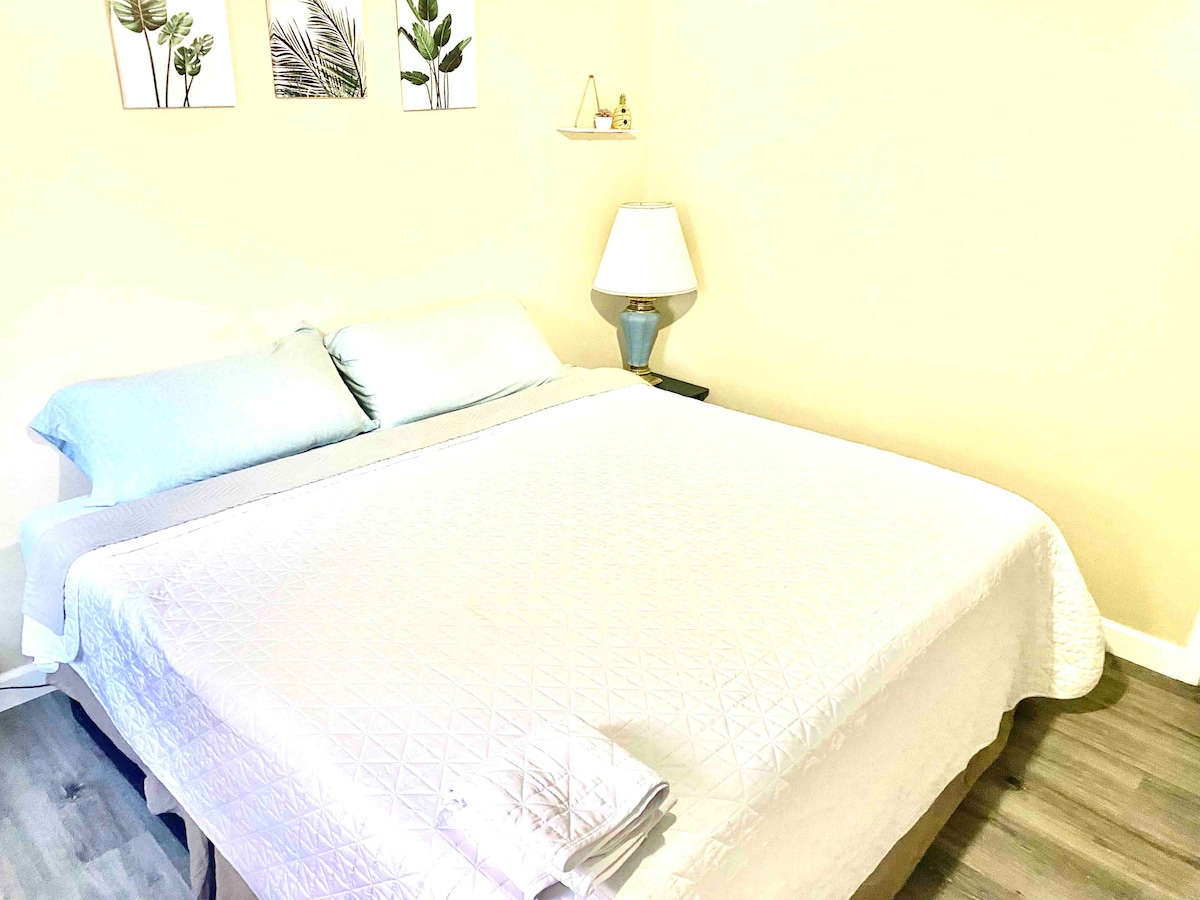 Enorme cama king en el dormitorio principal 