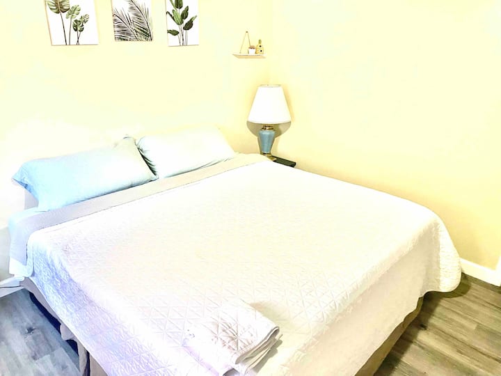 เตียงคิงไซส์ขนาดใหญ่ในห้องนอนใหญ่ 