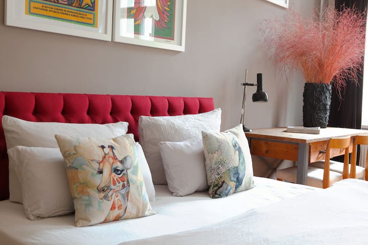 Linnen – Spacious Apartment near Mauerpark gallery image 2