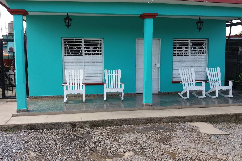 La foto muestra la casa , el frente y al lateral la entrada independiente.