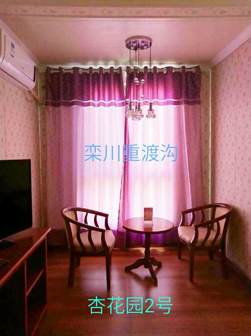 圆床房休息区