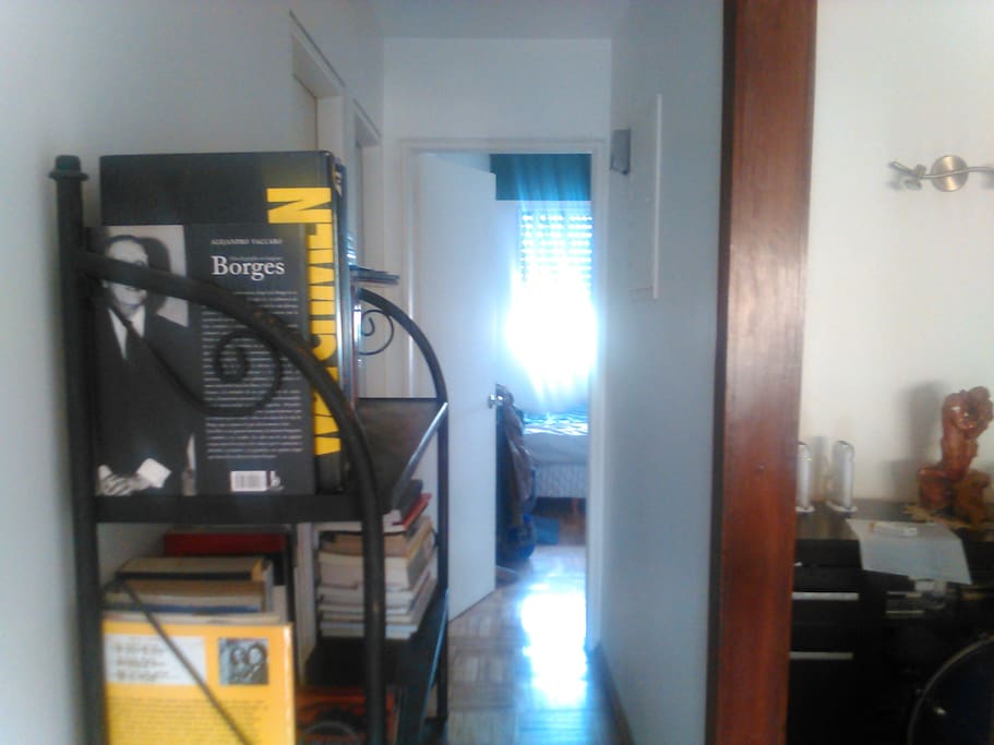 Pasillo con los cuartos y los baños