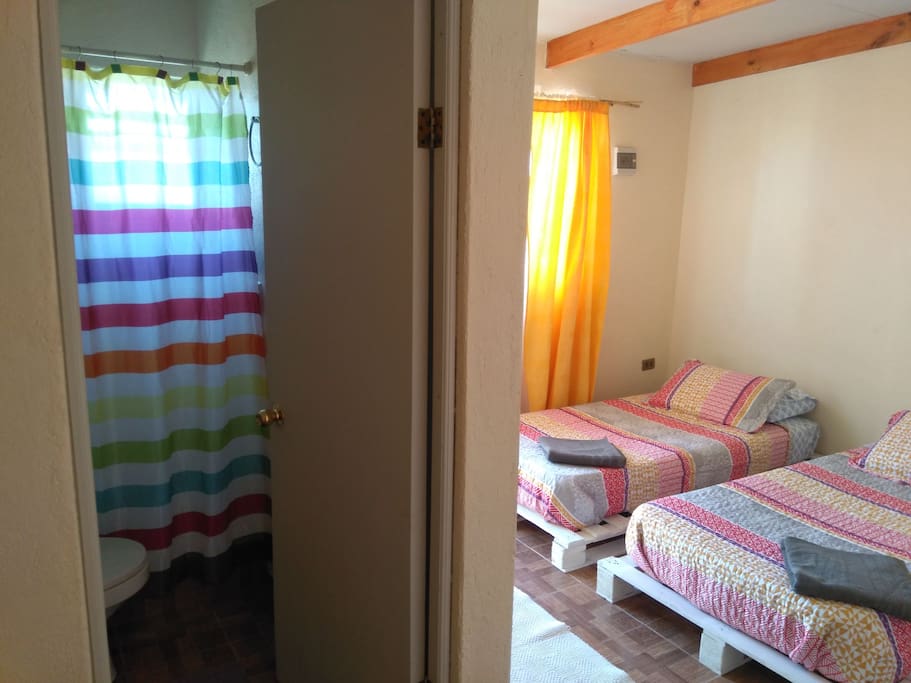 habitación triple con baño privado.