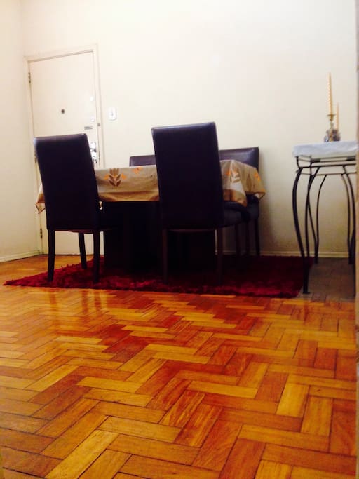 Sala ampla/ Mesa 4 lugares