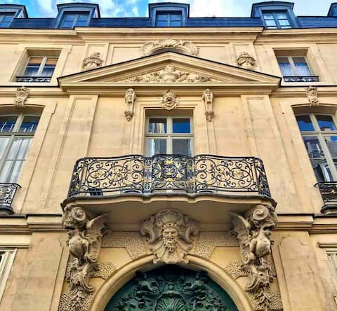Successful Airbnb property: Île St-Louis | Paris landmark building apt in Paris 4e Arrondissement
