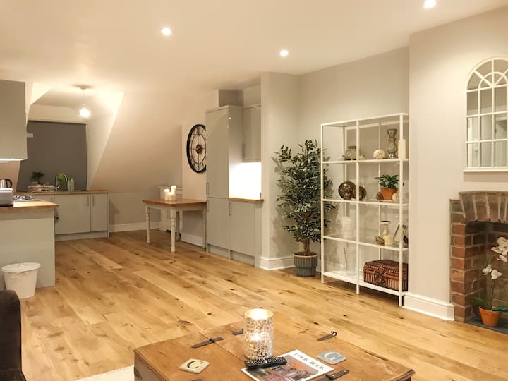 Lovely spacious flat, great location with parking