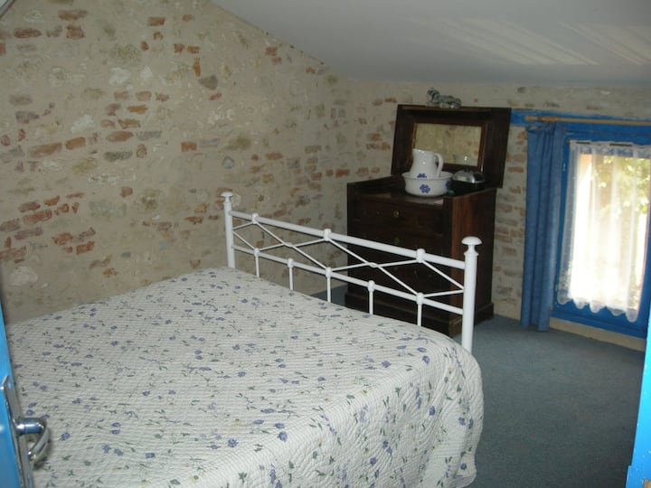 la chambre bleue avec un lit double