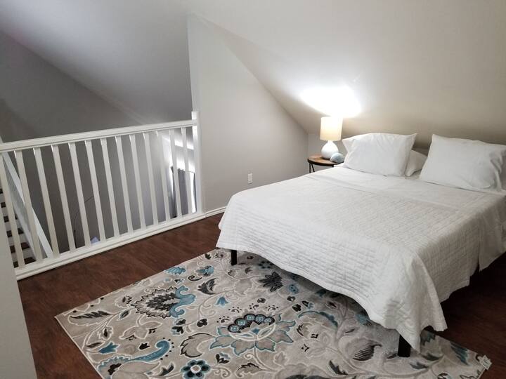 客厅上方的第3间卧室/阁楼。公寓内有全尺寸洗衣机/烘干机。 