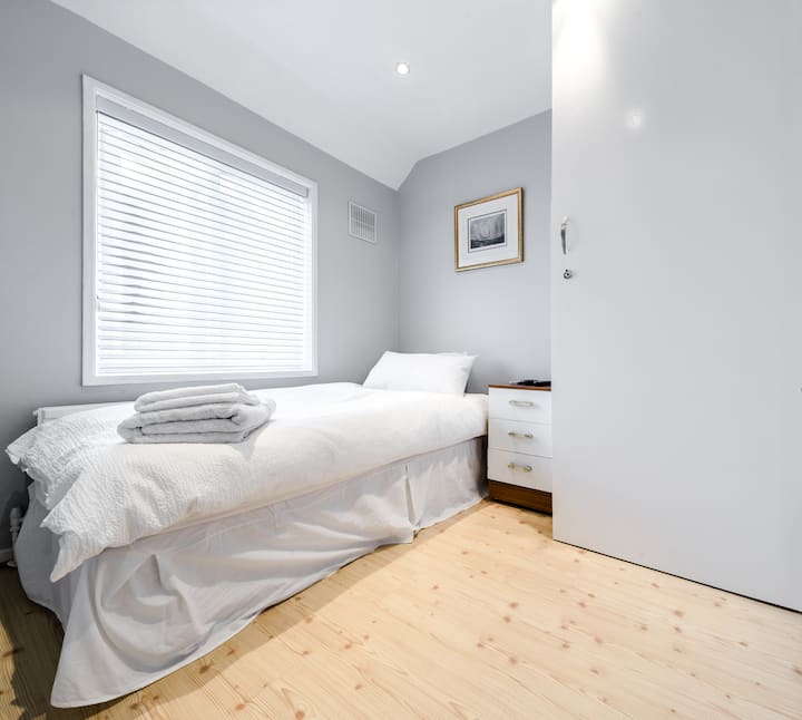 ห้องนอนเดี่ยวพร้อมเคเบิลทีวีความละเอียดสูง 