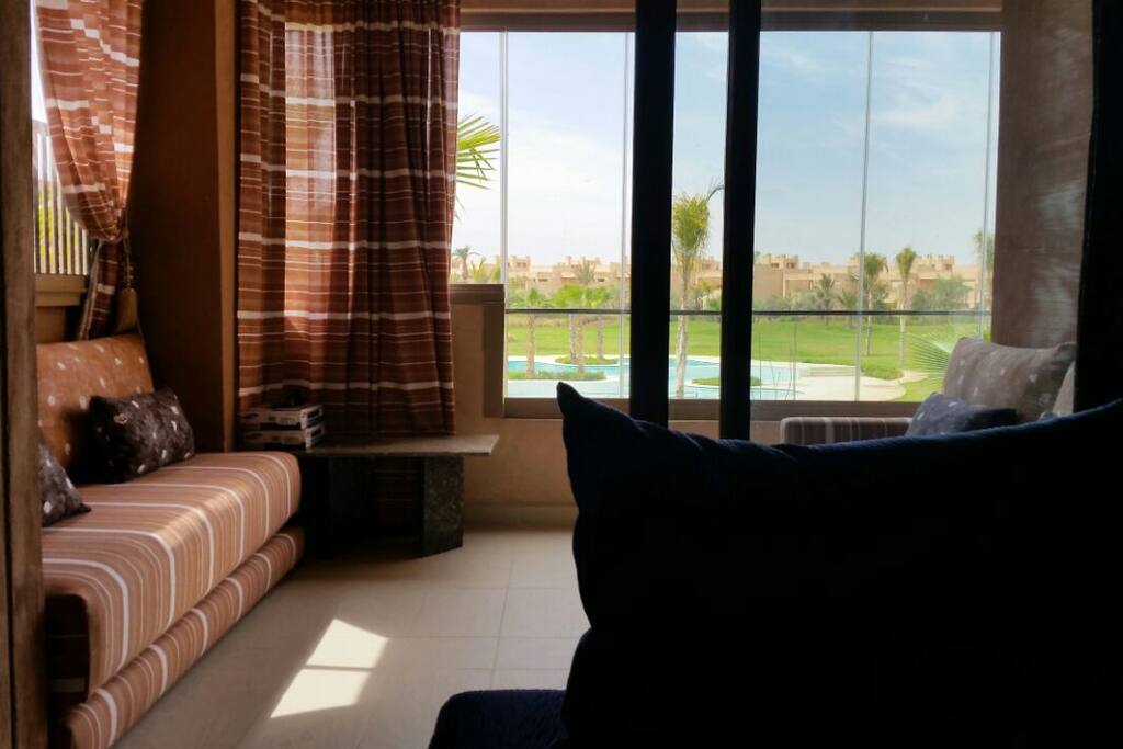 Salon et terrasse avec vue sur piscine et golf