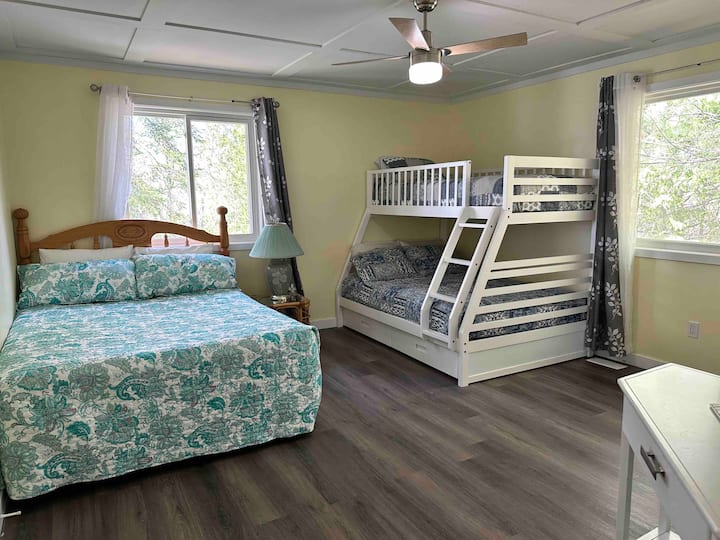 Chumba cha kulala 2. Kitanda cha ukubwa wa Malkia + kitanda cha ghorofa,
Ni nzuri kwa watu 5. 