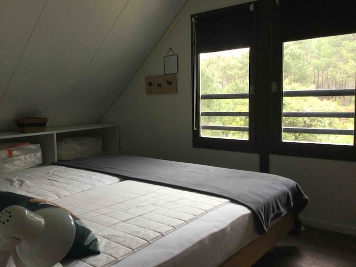 მეზონინის საძინებელი 160‑სმ‑იანი საწოლით, რომელიც 2‑ად 80‑სმ‑იანი ერთადგილიანი საწოლებად იყოფა