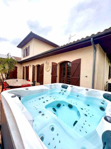 Maison chaleureuse du sud avec jardin paysager gallery image 2