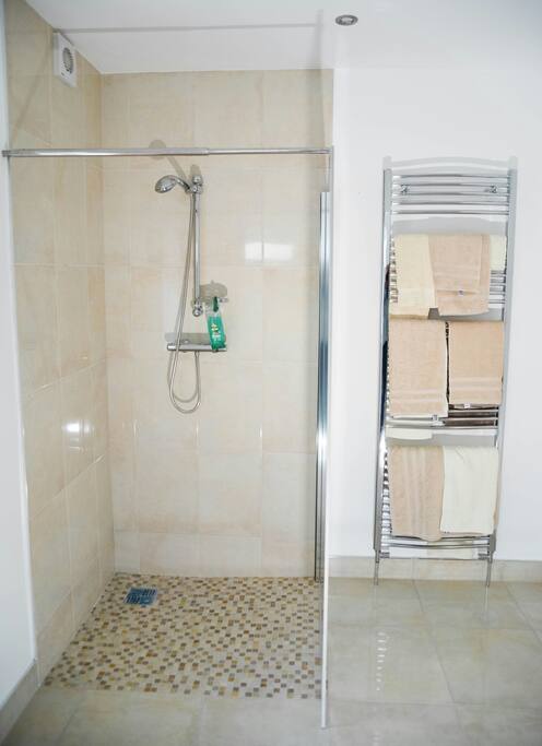 en suite shower unit