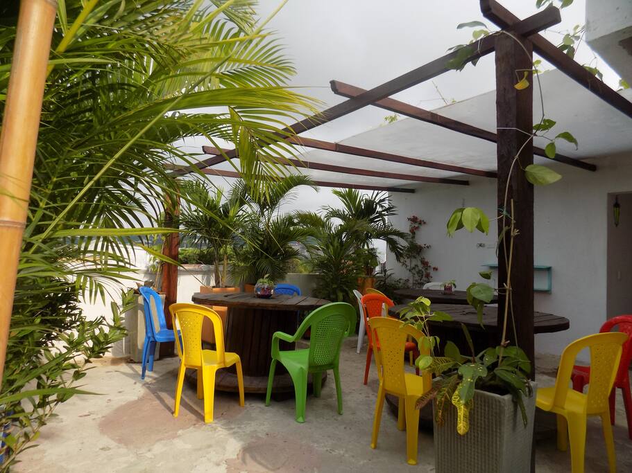 Somos una buena opción para tu hospedaje en la ciudad de cartagena de Indias. Con tres areas sociales y cerca de todos los sitios turisticos de interes.