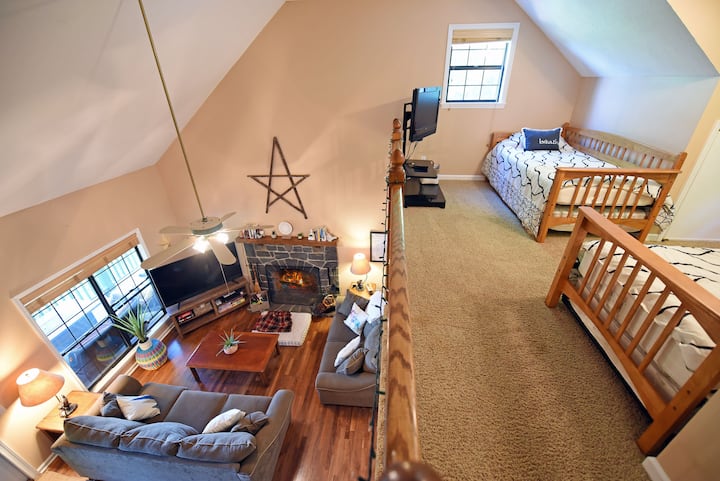 Krevate dopio në loft me pamje nga dhoma e ndenjjes më poshtë.