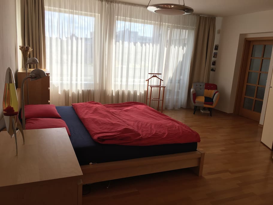 One king-sized bed (sleeps 2)