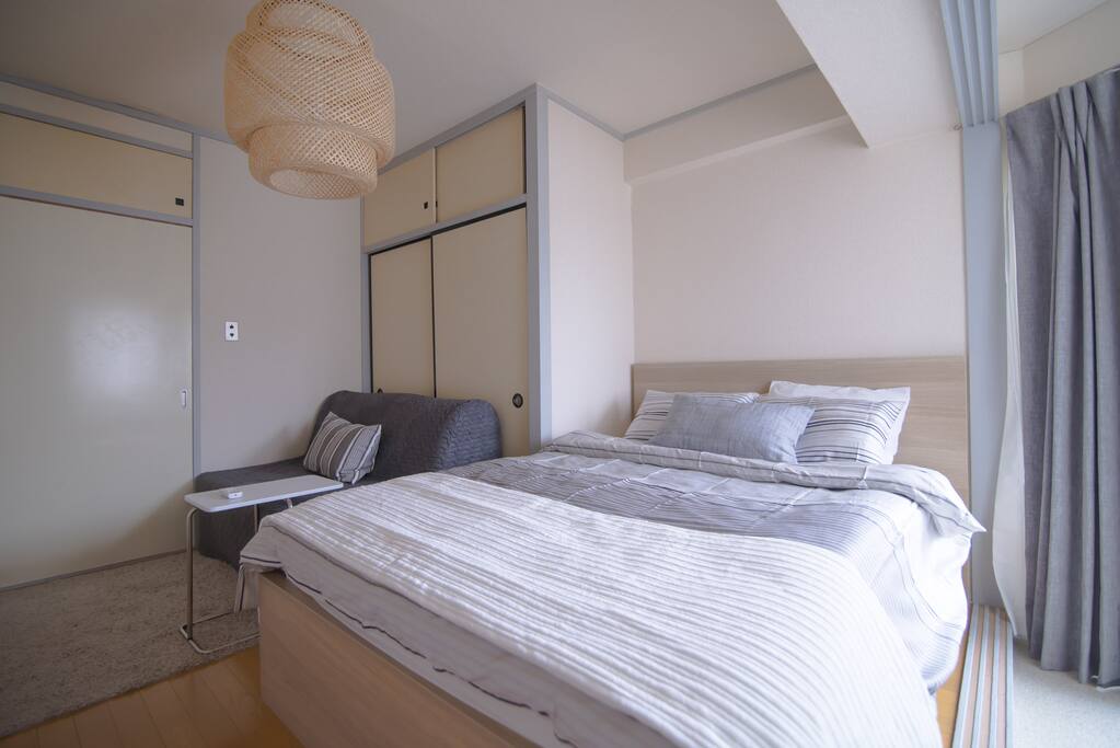 clean bedroom/乾淨的臥室