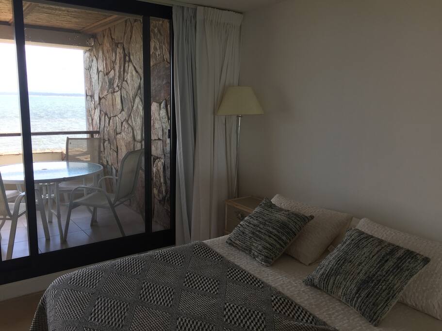 Dormitorio principal con terraza al mar