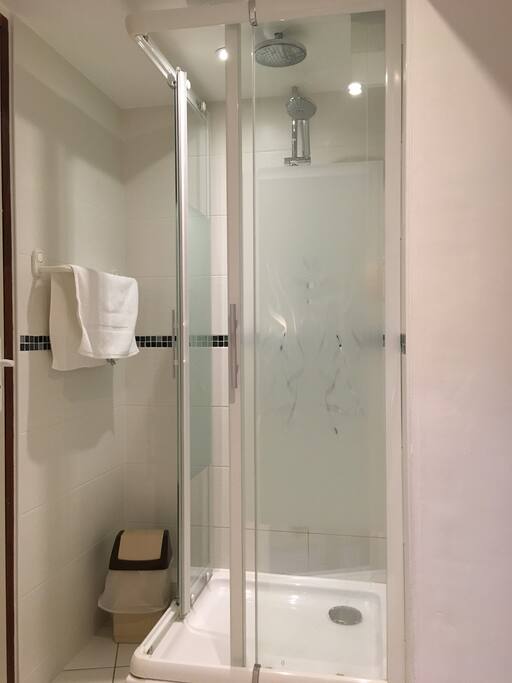 Douche partagée - Située dans le couloir