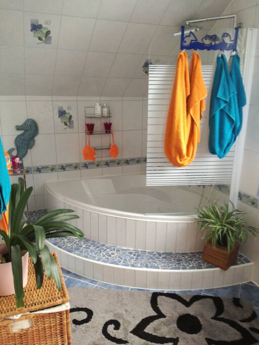 Dusche und Badewanne im OG