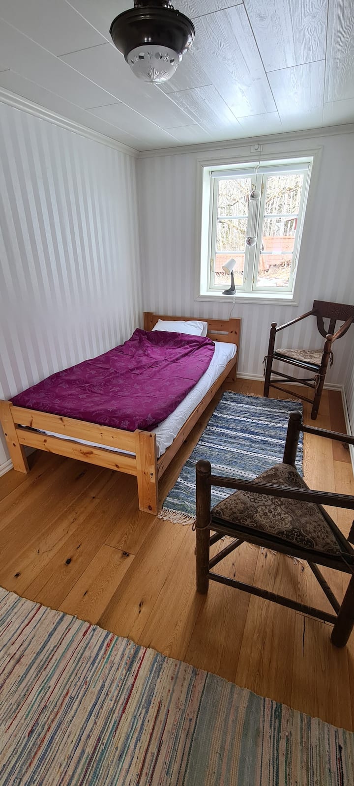 חדר עם מיטה בגודל 120 ס"מ.