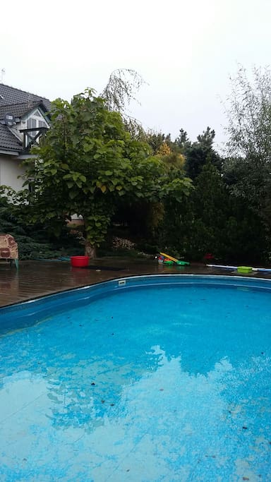 Ogrodowy basen ma wymiary 9m/4,6 m, jest głęboki na 1.2 m, z dużym drewnianym tarasem wokół. Woda jest zadbana, chlorowana i często testowana. Basen obsługiwany jest profesjonalnie.