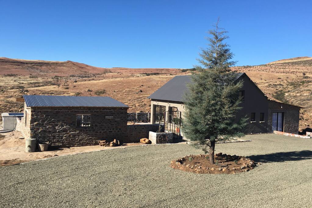 Circular gravel driveway and parking