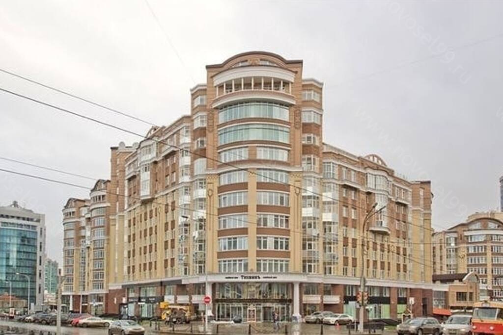 Вид с улицы на КД"Тихвинъ" днём.