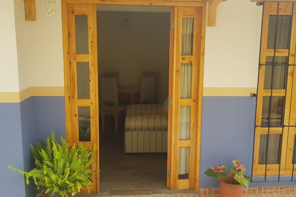 Entrando por la puerta principal, econtramos un comedor para 4 personas y un sofa individual.