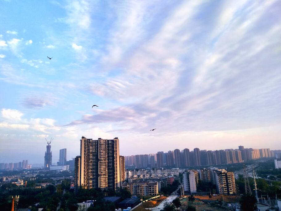 成都东站三环,建设中的西部第一高楼468.尽收眼底。成都东站~西部最大动车高铁枢纽。