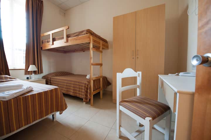 sve spavaće sobe imaju 2 - 3 kreveta, garderobe i radni stol