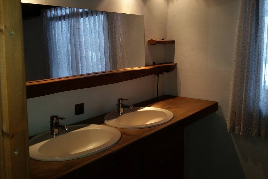 Bad mit Wanne und WC