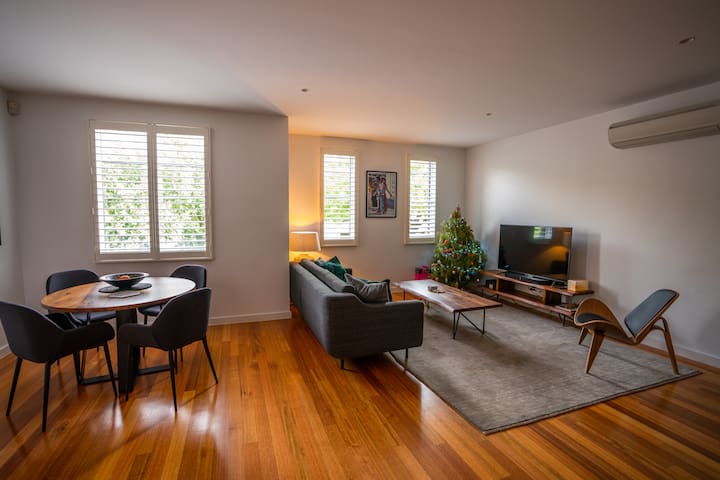 Modern South Melbourne Townhouse, sleeps eight gallery image 2