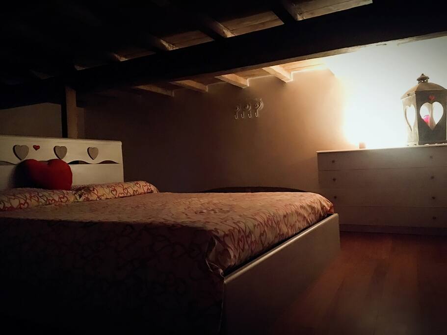 La camera mansardata ,con parquet e soffitto in legno di castagno e' calda ed accogliente