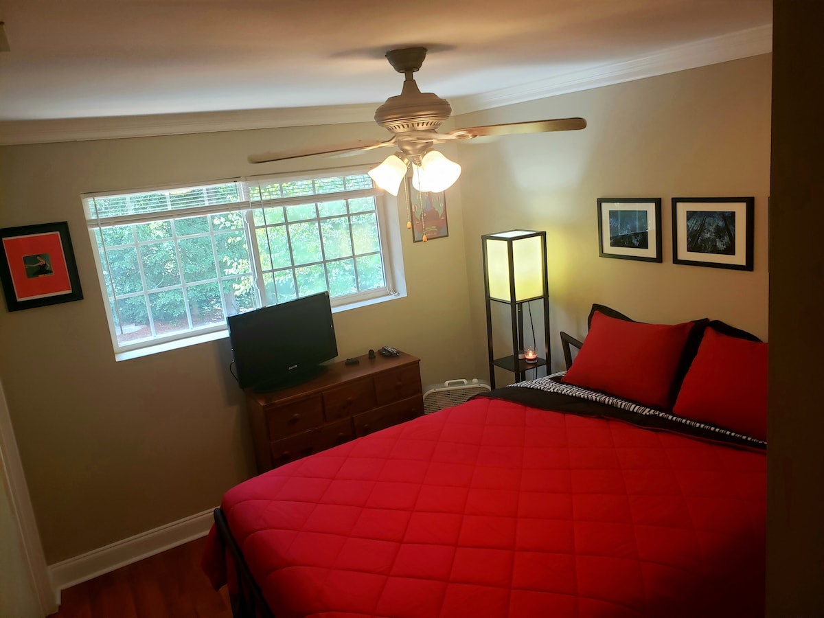 מיטה נוחה מאוד עם אור טבעי אבל לא מקבלת שמש בבוקר למי שנהנה לישון:)