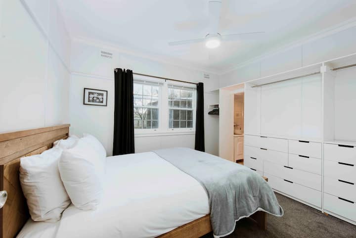 Svaka spavaća soba ima elegantan i udoban bračni krevet.