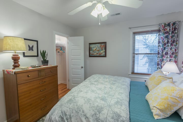 ห้องนอนด้านหน้ามีที่นอนเมมโมรี่โฟมขนาดควีนไซส์ นอกจากนี้ยังมีตู้เสื้อผ้าและตู้เสื้อผ้าขนาดใหญ่ 