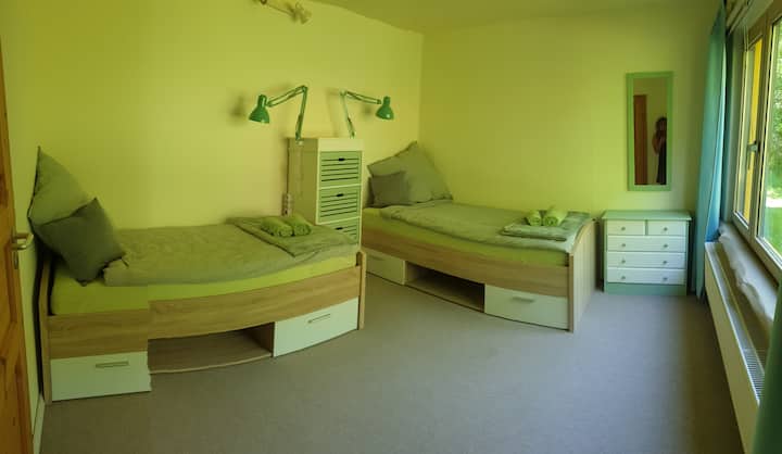 Schlafzimmer mit einer Größe von 12 qm im Erdgeschoss. 