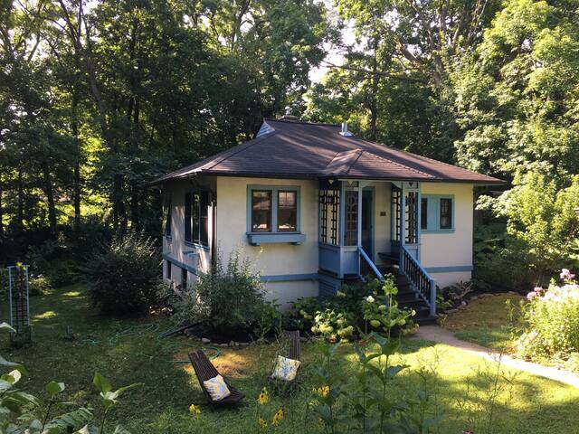 Historic guesthouse near downtown, hospital and UW