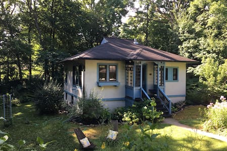 Historic guesthouse near downtown, hospital and UW