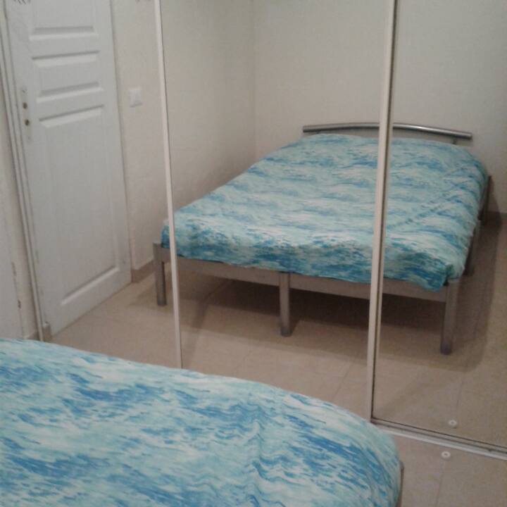 Letto matrimoniale 140×190 cm in una cameretta separata + spogliatoio. Nessuna finestra 