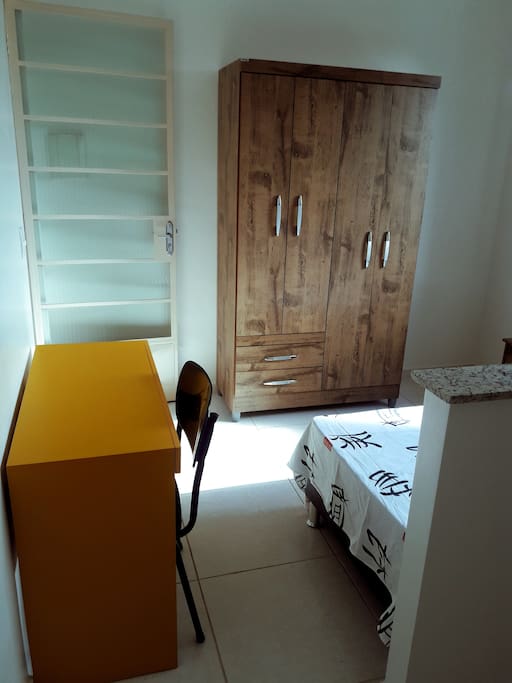 Quarto - visão armário e mesa