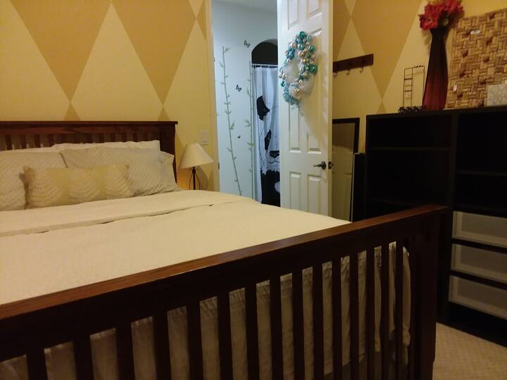 Cozy&quiet home,Queenbed w/ Tv, fridge & microwave