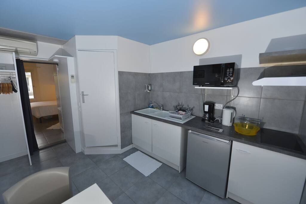 Coin cuisine et chambre bien séparé