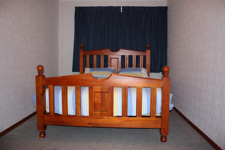 Letto matrimoniale, stufa, scaldasalviette, guardaroba