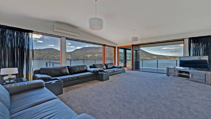 AMAZING 5-STAR WATERFRONT RETREAT ON THE RIVERWALK gallery image 3