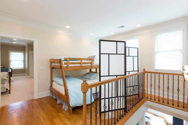 Sehemu ya pamoja kwenye ghorofa ya juu ya kutua ina pacha juu ya kitanda kamili. Bora kwa ajili ya watoto.